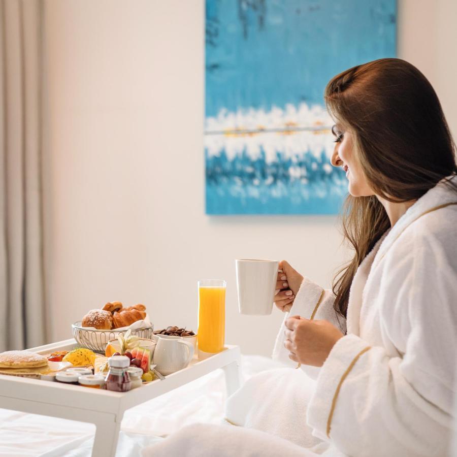Centara West Bay Hotel & Residences 多哈 外观 照片 A woman in a bathrobe