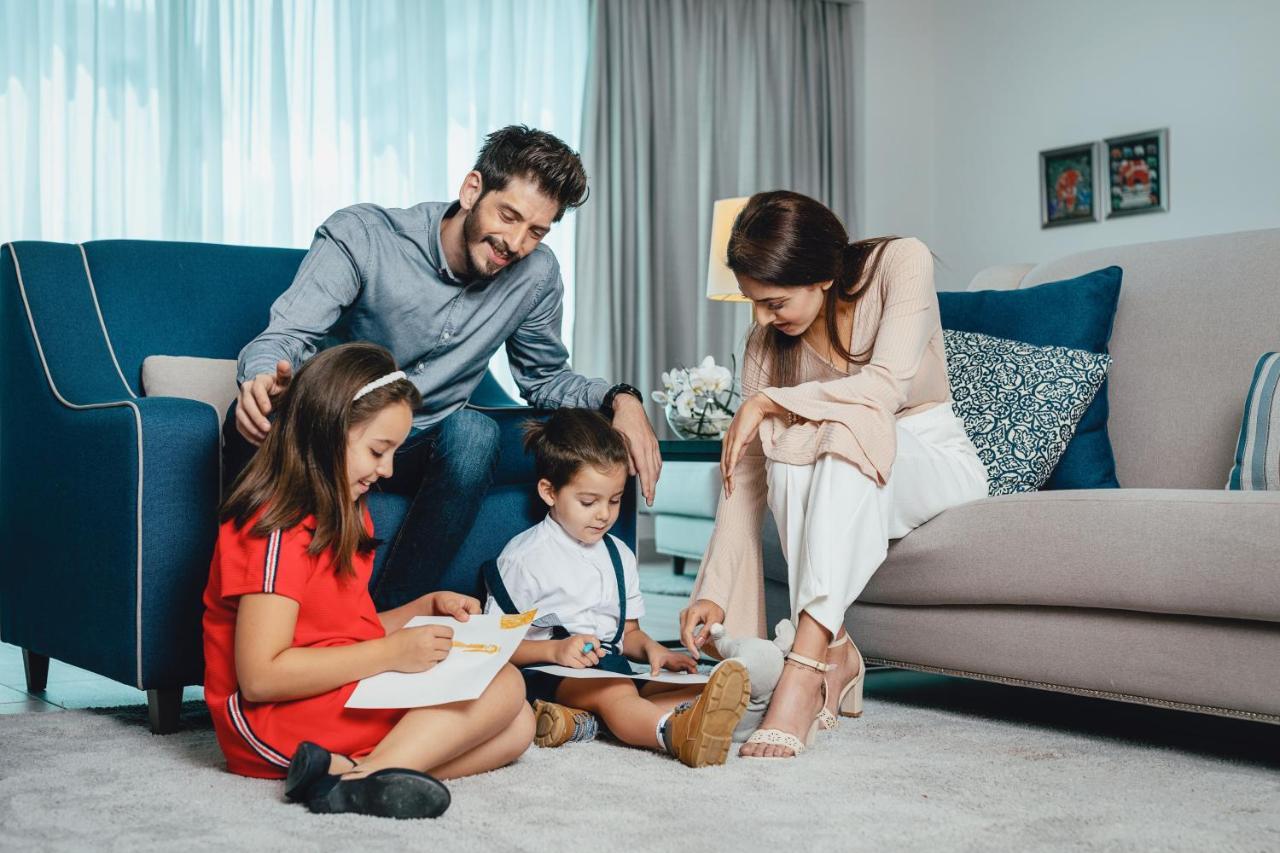 Centara West Bay Hotel & Residences 多哈 外观 照片 A family