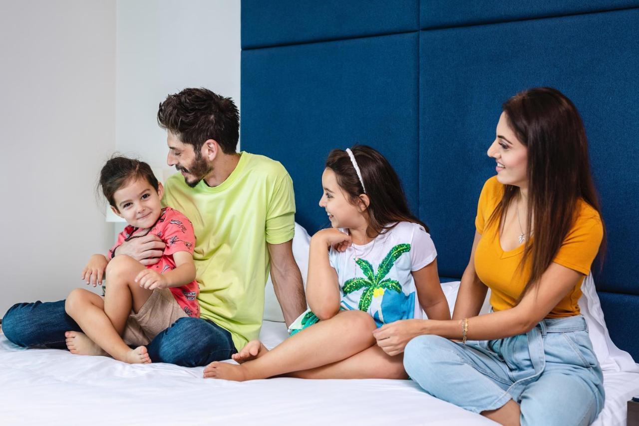 Centara West Bay Hotel & Residences 多哈 外观 照片 A family