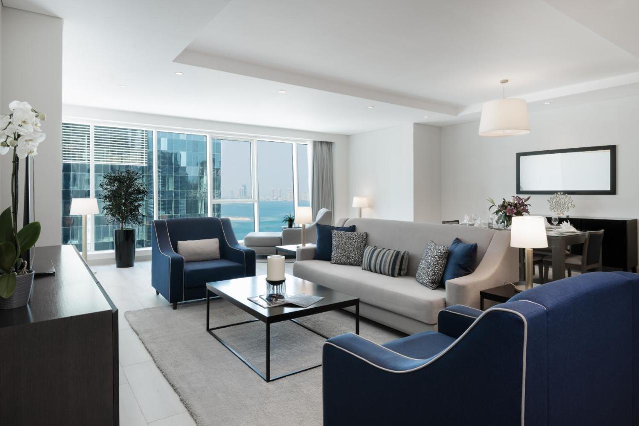 Centara West Bay Hotel & Residences 多哈 外观 照片 A living room at the Ritz-Carlton, Dubai