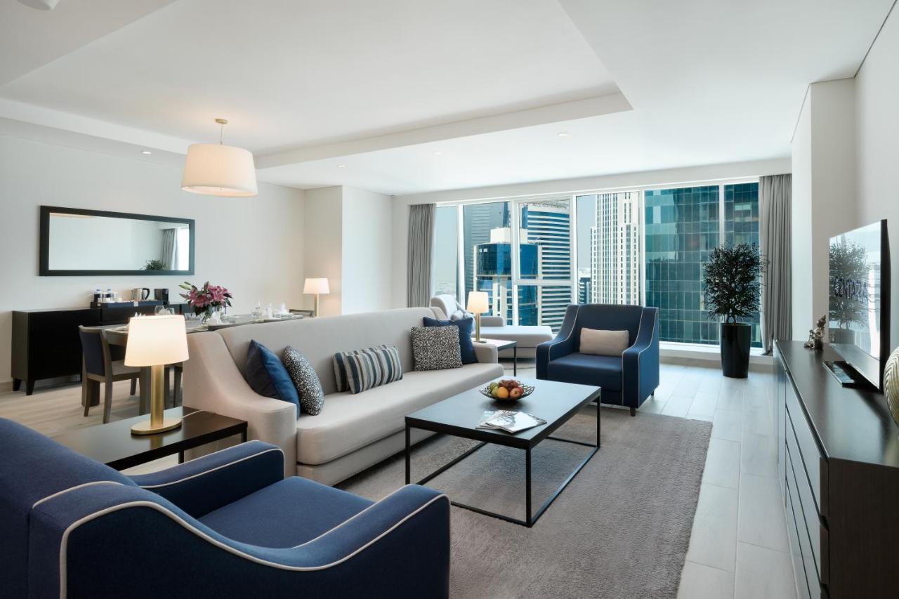Centara West Bay Hotel & Residences 多哈 外观 照片 A living room in a typical apartment
