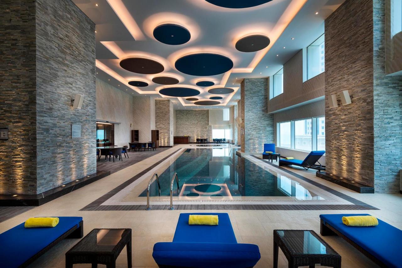 Centara West Bay Hotel & Residences 多哈 外观 照片 The swimming pool at the hotel