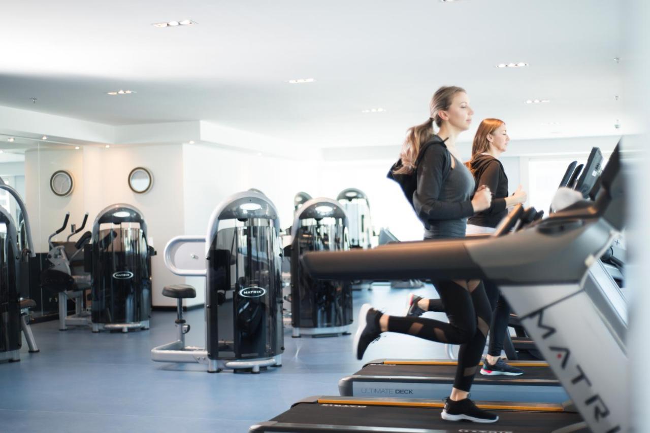 Centara West Bay Hotel & Residences 多哈 外观 照片 The gym at the InterContinental